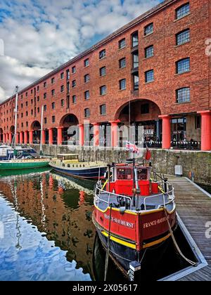 UK, Liverpool, Royal Albert Dock Lagerhäuser und Boote. Stockfoto