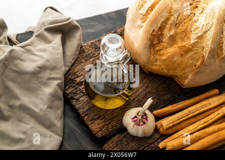 Brotstangen und Landbrot mit Olivenöl, Knoblauch und aromatisierter Mayonnaise Stockfoto