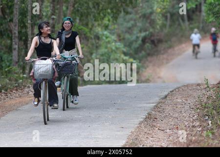 Zwei junge Frauen, die Fahrräder ausleihen, Tagesausflüge im Cat Tien National Park, Vietnam Stockfoto