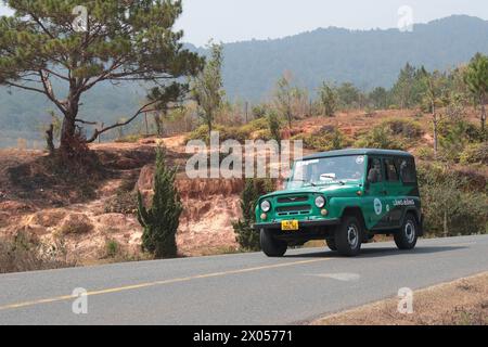 Isuzu Landcruiser, um inländische Touristen auf den Gipfel des Mount Langbiang, Dalat, Zentral-Vietnam zu bringen Stockfoto