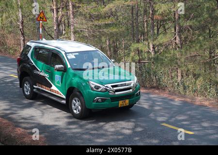 Isuzu Landcruiser, um inländische Touristen auf den Gipfel des Mount Langbiang, Dalat, Zentral-Vietnam zu bringen Stockfoto