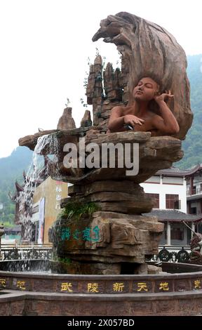 Ein Steinbrunnen ziert die plaza am Rande des Zhangjiajie National Forest Park. Stockfoto