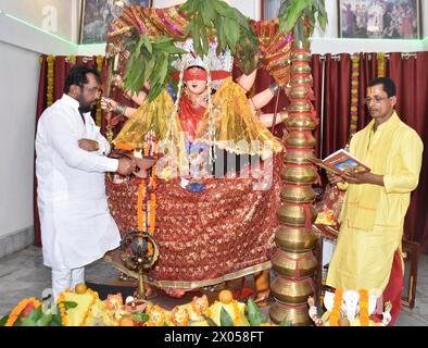 Patna, Indien. April 2024. PATNA, INDIEN – 9. APRIL: Gläubige verehren Göttin Durga während des „Kalash Puja“ in Navlakha Mandir am ersten Tag des Chaiti Navratra Festivals am 9. April 2024 in Patna, Indien. (Foto: Santosh Kumar/Hindustan Times/SIPA USA) Credit: SIPA USA/Alamy Live News Stockfoto