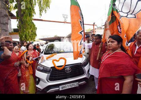 Patna, Indien. April 2024. PATNA, INDIEN – 9. APRIL: BJP-Kandidat aus Patna Saheb Lok Sabha Seat Ravishankar Prasad, der vor den Lok Sabha Wahlen 2024 im Büro der BJP am 9. April 2024 in Patna, Indien, vor den Shakti Sampark Yatra Fahrzeugen fahndet. (Foto: Santosh Kumar/Hindustan Times/SIPA USA) Credit: SIPA USA/Alamy Live News Stockfoto