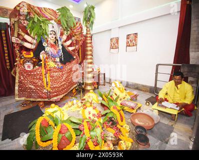 Patna, Indien. April 2024. PATNA, INDIEN - 9. APRIL: Ein heiliger singt Mantra vor Göttin Durga während „Kalash Puja“ in Navlakha Mandir am ersten Tag des Chaiti Navratra Festivals am 9. April 2024 in Patna, Indien. (Foto: Santosh Kumar/Hindustan Times/SIPA USA) Credit: SIPA USA/Alamy Live News Stockfoto