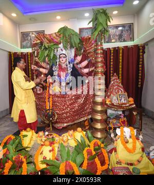 Patna, Indien. April 2024. PATNA, INDIEN – 9. APRIL: Gläubige verehren Göttin Durga während des „Kalash Puja“ in Navlakha Mandir am ersten Tag des Chaiti Navratra Festivals am 9. April 2024 in Patna, Indien. (Foto: Santosh Kumar/Hindustan Times/SIPA USA) Credit: SIPA USA/Alamy Live News Stockfoto