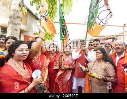 Patna, Indien. April 2024. PATNA, INDIEN – 9. APRIL: BJP-Kandidat aus Patna Saheb Lok Sabha Seat Ravishankar Prasad, der vor den Lok Sabha Wahlen 2024 im Büro der BJP am 9. April 2024 in Patna, Indien, vor den Shakti Sampark Yatra Fahrzeugen fahndet. (Foto: Santosh Kumar/Hindustan Times/SIPA USA) Credit: SIPA USA/Alamy Live News Stockfoto