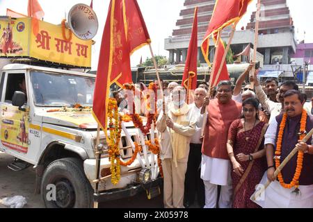 Patna, Indien. April 2024. PATNA, INDIEN - 9. APRIL: Der BJP-Kandidat aus Patna Saheb Lok Sabha sitzt am 9. April 2024 in Patna, Indien, Ravishankar Prasad, mit dem Bihar-Minister Nitin Navin und anderen, die vor Mahavir Mandir vor Ramnavami floggen. (Foto: Santosh Kumar/Hindustan Times/SIPA USA) Credit: SIPA USA/Alamy Live News Stockfoto