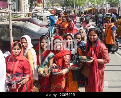 Patna, Indien. April 2024. PATNA, INDIEN – 9. APRIL: Gläubige stehen am ersten Tag des Chaiti Navratra Festivals am 9. April 2024 in Patna, Indien, vor dem Tempel Akhandvashini hinter Golghar. (Foto: Santosh Kumar/Hindustan Times/SIPA USA) Credit: SIPA USA/Alamy Live News Stockfoto