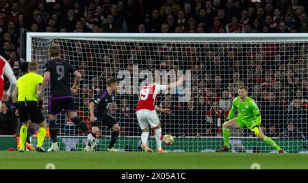 London, Großbritannien. April 2024. Arsenals Leandro Trossard (2. R) erzielte sein zweites Tor im Viertelfinale der UEFA Champions League zwischen Bayern München und Arsenal am 9. April 2024 in London. Quelle: Xinhua/Alamy Live News Stockfoto