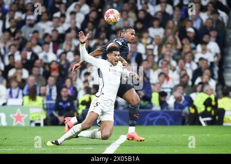 Madrid. April 2024. Jude Bellingham (L) von Real Madrid streitet mit Manuel Akanji in Manchester City im 1. Leg-Spiel der UEFA Champions League zwischen Real Madrid und Manchester City am 9. April 2024 in Madrid. Gustavo Valiente/Xinhua/Alamy Live News Stockfoto