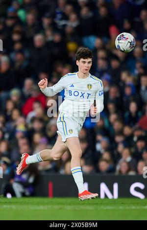 LEEDS, ENGLAND – 9. APRIL: Archie Gray Central Mittelfeld von Leeds United tritt am 9. April 2024 im Elland Road Stadium in Leeds um den Ball an. (Foto Von Francisco Macia/Foto-Player-Bilder) Stockfoto