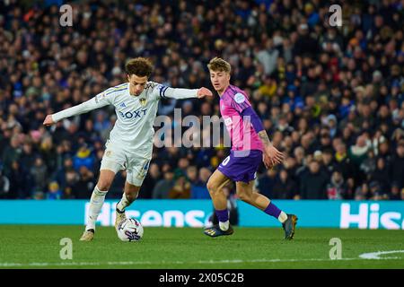 LEEDS, ENGLAND – 9. APRIL: Ethan Ampadu, defensives Mittelfeld von Leeds United, tritt am 9. April 2024 im Elland Road Stadium in Leeds, England, um den Ball an. (Foto Von Francisco Macia/Foto-Player-Bilder) Stockfoto