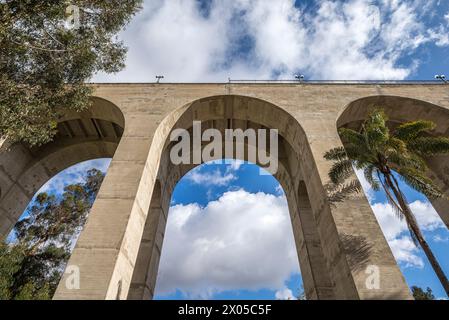 Die Cabrillo Bridge im Balboa Park in San Diego, Kalifornien, USA. Stockfoto