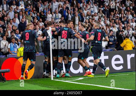 Madrid, Madrid, Spanien. April 2024. Manchester City Spieler (von L bis R) Erling Haaland, Josko Gvardiol, Jack Grealish, Mateo Kovacic, Rodrigo Hernandez Cascante (Rodri) und Phil Foden feierten das Tor von Bernardo Silva aus Manchester City im ersten Legspiel der UEFA Champions League zwischen Real Madrid CF und Manchester City am 9. April 2024 im spanischen Estadio Santiago Bernabeu. (Kreditbild: © Alberto Gardin/ZUMA Press Wire) NUR REDAKTIONELLE VERWENDUNG! Nicht für kommerzielle ZWECKE! Stockfoto