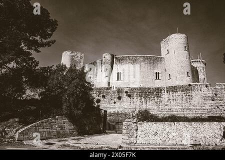 Schloss Bellver auf Mallorca Spanien, ein unverwechselbares Schwarz-weiß-Foto, aufgenommen im Frühjahr. Stockfoto