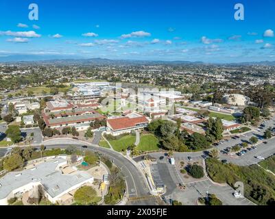 Aus der Vogelperspektive des Miracosta Public Community College im North San Diego County im Oceanside California mit Parkplatz für Studenten Stockfoto