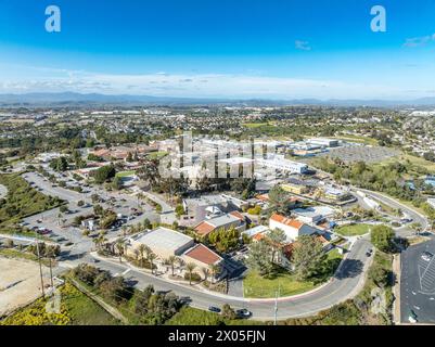 Aus der Vogelperspektive des Miracosta Public Community College im North San Diego County im Oceanside California mit Parkplatz für Studenten Stockfoto