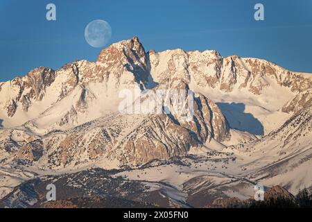 Monduntergang über dem Mount Humphreys in den östlichen Sierra Nevada Mountains von Bishop California Stockfoto