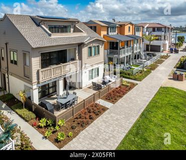 Aus nächster Nähe sehen Sie luxuriöse Einfamilienhäuser am Mission Beach San Diego mit überdachter Veranda, braunem Pfahlzaun, Terrassenmöbel Stockfoto