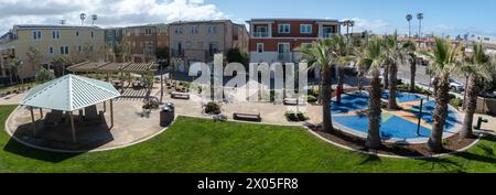 San Diego Mission Beach Luxus Ferienwohnung Komplex mit Palmen, Spielplatz, überdachter Schatten Bereich, Einfamilienhaus mit Dreifachgarage Stockfoto