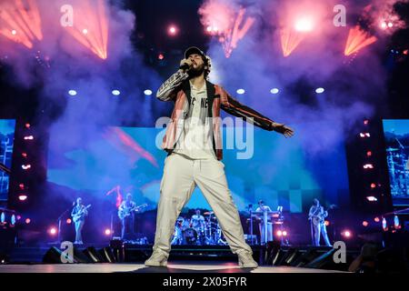 Assago, Italien. April 2024. Riccardo Zanotti von Pinguini Tattici Nucleari tritt live auf der Bühne während des Palasports 2024 im Forum in Assago auf. Quelle: SOPA Images Limited/Alamy Live News Stockfoto