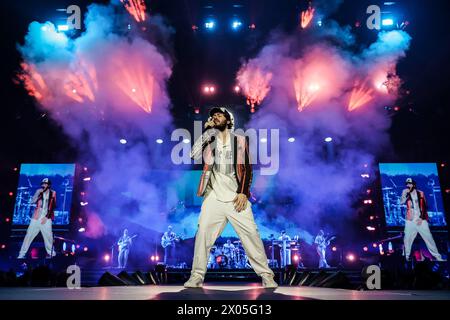 Assago, Italien. April 2024. Riccardo Zanotti von Pinguini Tattici Nucleari tritt live auf der Bühne während des Palasports 2024 im Forum in Assago auf. Quelle: SOPA Images Limited/Alamy Live News Stockfoto