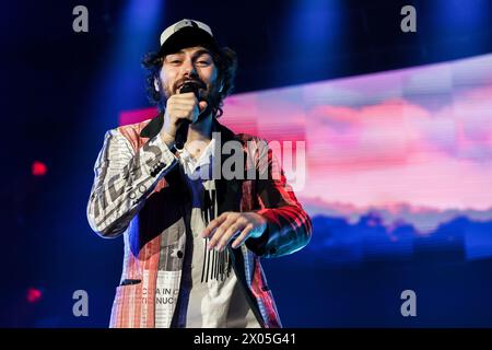 Assago, Italien. April 2024. Riccardo Zanotti von Pinguini Tattici Nucleari tritt live auf der Bühne während des Palasports 2024 im Forum in Assago auf. Quelle: SOPA Images Limited/Alamy Live News Stockfoto