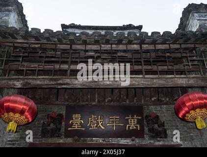 Yangshuo County, Guilin, Guangxi, China - 5. August 2023: Die Traufe eines alten chinesischen Gebäudes. Auf der Tafel steht „Wanfeng Theater“ Stockfoto