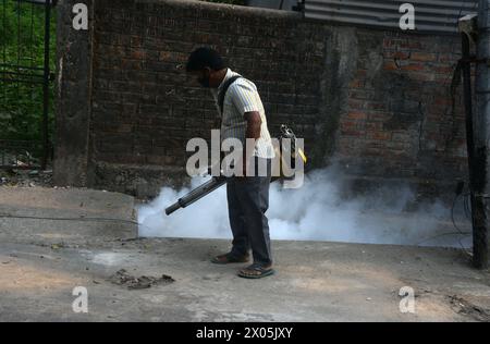 Silguri, Westbengalen, INDIEN. April 2024. Ein Kommunalarbeiter beäubt ein Wohngebiet als Präventionsmaßnahme gegen krankheitserregende Mücken in Siliguri. (Kreditbild: © Diptendu Dutta/ZUMA Press Wire) NUR REDAKTIONELLE VERWENDUNG! Nicht für kommerzielle ZWECKE! Stockfoto