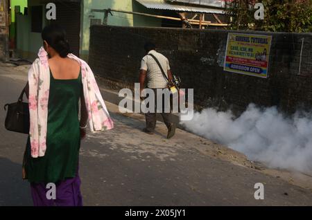 Silguri, Westbengalen, INDIEN. April 2024. Ein Kommunalarbeiter beäubt ein Wohngebiet als Präventionsmaßnahme gegen krankheitserregende Mücken in Siliguri. (Kreditbild: © Diptendu Dutta/ZUMA Press Wire) NUR REDAKTIONELLE VERWENDUNG! Nicht für kommerzielle ZWECKE! Stockfoto