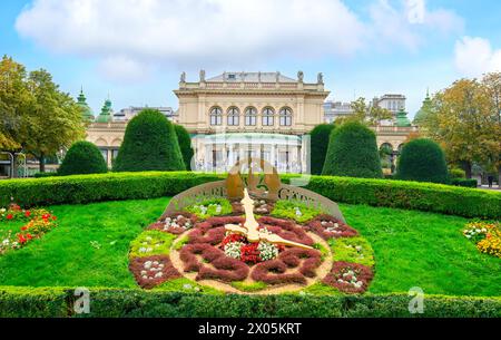 Wien, Österreich. Kursalon Hubner, eine Musikhalle im Stadtpark in Wien. Entworfen von Johann Garben Stockfoto