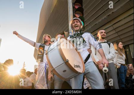 Madrid, Spanien. April 2024. Die Fans von Real Madrid werden beim Fußballspiel der Champions League gegen die britische Fußballmannschaft Manchester City im Stadion Santiago Bernabéu bejubelt und gesungen. Quelle: SOPA Images Limited/Alamy Live News Stockfoto