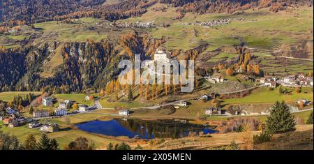 Scoul, Siwtzerland - Oktober 30. 2022: Panorama des Tales mit der Burg Tarasp in herbstlicher, prächtiger Farbe aus der Höhe Stockfoto