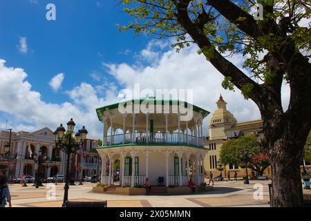 Puerto Plata, DR - 10. Mai 2022: Der wunderschöne Central Park ist das Zentrum der Stadt Puerto Plata, wo Einheimische und Touristen aus der ganzen Welt besuchen. Stockfoto