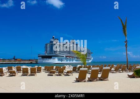 Puerto Plata, DR – 10. Mai 2022: MSC Seashore-Schiff dockte am tropischen Inselhafen Taino Bay in Puerto Plata, Dominikanische Republik an Stockfoto