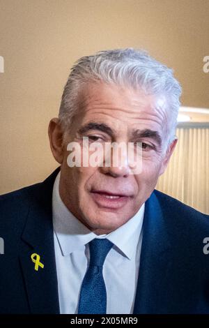 Washington, Usa. April 2024. Chuck Schumer (Demokrat von New York), links, schließt sich dem israelischen Oppositionsführer Yair Lapid für eine Fotogelegenheit im Kapitol der Vereinigten Staaten in Washington, DC, USA, am Dienstag, den 9. April, an. 2024. Foto: Rod Lamkey/CNP/ABACAPRESS.COM Credit: abaca Press/Alamy Live News Stockfoto