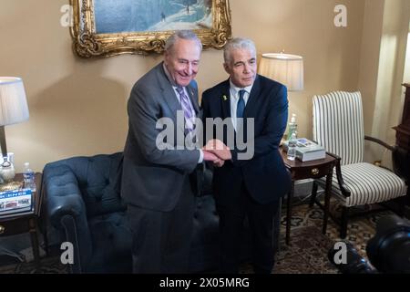 Washington, Usa. April 2024. Chuck Schumer (Demokrat von New York), links, schließt sich dem israelischen Oppositionsführer Yair Lapid für eine Fotogelegenheit im Kapitol der Vereinigten Staaten in Washington, DC, USA, am Dienstag, den 9. April, an. 2024. Foto: Rod Lamkey/CNP/ABACAPRESS.COM Credit: abaca Press/Alamy Live News Stockfoto