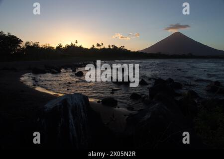 Sonnenuntergang und Dämmerung am Strand von Playa Santa Cruz auf der Westseite von Ometepe Stockfoto