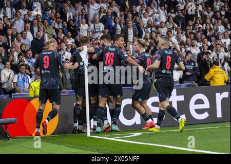 Madrid, Spanien. April 2024. Manchester City Spieler (von L bis R) Erling Haaland, Josko Gvardiol, Jack Grealish, Mateo Kovacic, Rodrigo Hernandez Cascante (Rodri) und Phil Foden feierten das Tor von Bernardo Silva aus Manchester City im ersten Legspiel der UEFA Champions League zwischen Real Madrid CF und Manchester City am 9. April 2024 im spanischen Estadio Santiago Bernabeu. Quelle: Unabhängige Fotoagentur/Alamy Live News Stockfoto