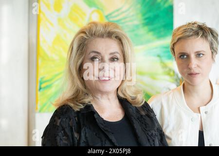 Rom, Italien. April 2024. Die französische Schauspielerin Catherine Deneuve und die Regisseurin Lea Domenach nehmen am Fotoaufruf des Films „Bernadette, La Moglie del Presidente“ im Sofitel Hotel in Rom Teil (Foto: Matteo Nardone/Pacific Press/SIPA USA). Credit: SIPA USA/Alamy Live News Stockfoto