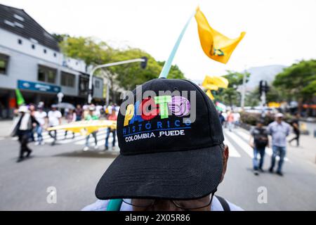 Medellin, Kolumbien. April 2024. Demonstranten nehmen am 9. april 2024 an einem Protest zum Gedenken an die Opfer des bewaffneten Konflikts in Kolumbien in Medellin Teil. Foto: Juan J. Eraso/Long Visual Press Credit: Long Visual Press/Alamy Live News Stockfoto