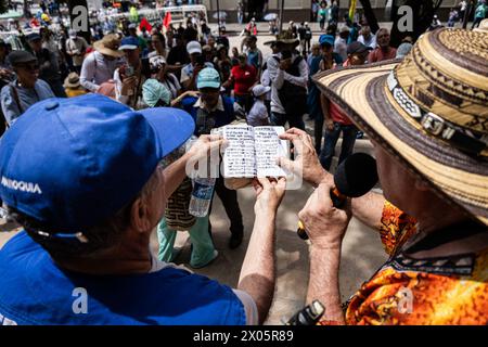 Medellin, Kolumbien. April 2024. Demonstranten nehmen am 9. april 2024 an einem Protest zum Gedenken an die Opfer des bewaffneten Konflikts in Kolumbien in Medellin Teil. Foto: Juan J. Eraso/Long Visual Press Credit: Long Visual Press/Alamy Live News Stockfoto