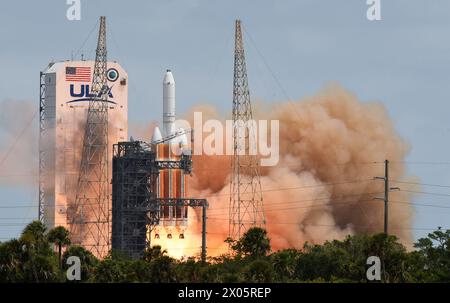 Cape Canaveral, Usa. April 2024. Eine Delta-IV-Rakete der United Launch Alliance (ULA) startet von Pad 37 auf der Cape Canaveral Space Force Station mit einem geheimen Spionagesatelliten für das National Reconnaissance Office (NRO) in Cape Canaveral. Dies ist der letzte Start einer Delta-Rakete, da das Delta durch die neue vulkanische Rakete ersetzt wird. Quelle: SOPA Images Limited/Alamy Live News Stockfoto