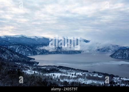 Teletskoye See im Winter, Altai, Russland Stockfoto