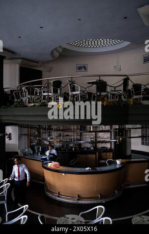 Cafe de France am Place des Nations Unies in Casablanca am 5. Oktober 2023. Casablanca, eine sich schnell entwickelnde Stadt, ist die wirtschaftliche Hauptstadt Marokkos und ist die Hauptstadt des Landes Stockfoto