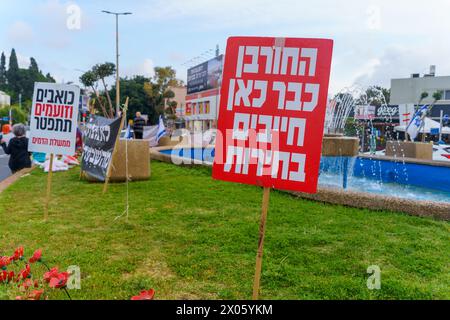 Haifa, Israel - 7. April 2024: Menschen rufen zur Freilassung von Geiseln und zu Neuwahlen auf, sechs Monate bis zum 7. Oktober. Haifa, Israel Stockfoto