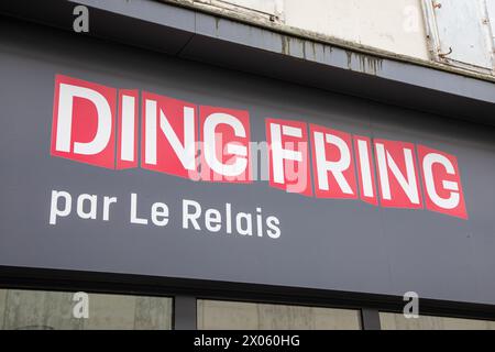 Bordeaux , Frankreich - 04 08 2024 : Le Relais Logo und Markentext auf der Ladenfassade der Straßenkartonsammlung und Recycling von recycelten Kleidungsstücken Stockfoto