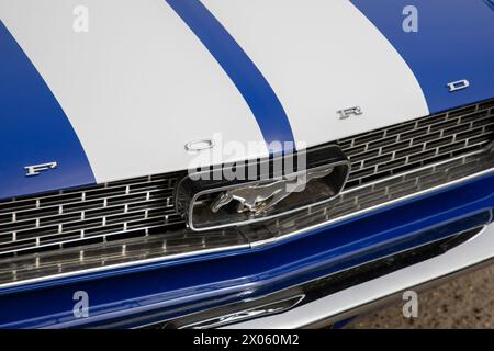 Bordeaux , Frankreich - 04 08 2024 : Ford Mustang Pferd Logo Markenzeichen Text vorne Muskel Retro Auto amerikanisches Fahrzeug Stockfoto