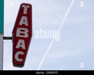 Angouleme , Frankreich - 04 08 2024 : Tabac französisches Logo Marke und Schild Text Front Fassade Eingangswand frankreich Geschäft Tabak Eingang Ladenkette Stockfoto